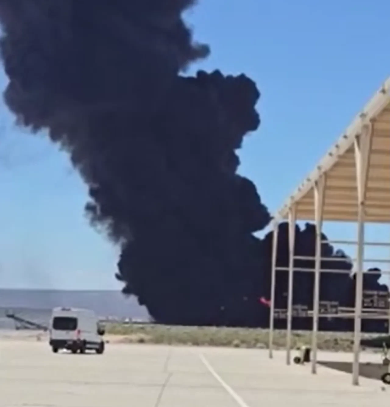 ABD'de iki günde ikinci savaş uçağı kazası: Edwards Hava Üssü'nden kalkan B-52 bombardıman uçağı yere çakıldı!