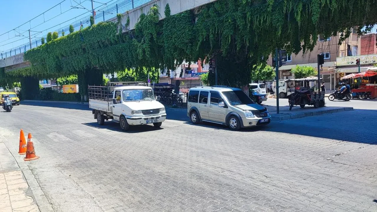 Adana'da feci kaza! 4 yaşındaki Halil iki aracın altında kaldı sürücülerden biri kaçtı diğeri hastaneye yetiştirdi