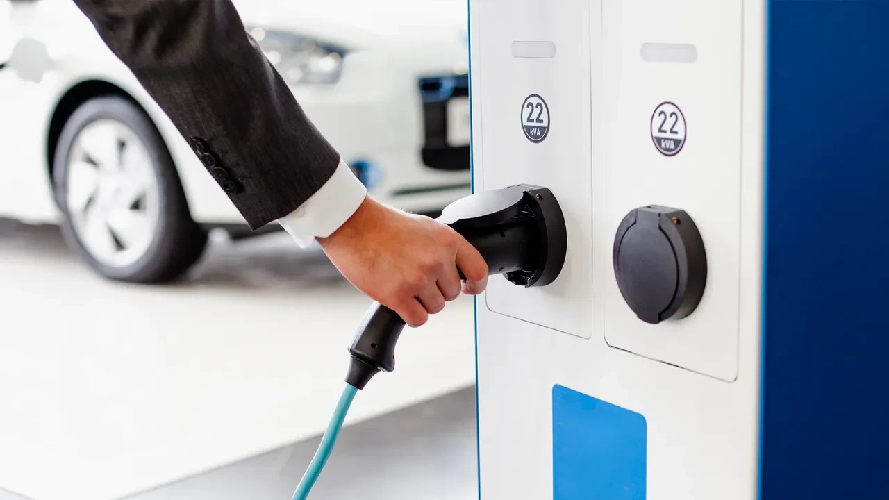 Akaryakıt fiyatları elektrikli araç piyasasına zemin hazırladı! Üç dev marka piyasayı sallıyor