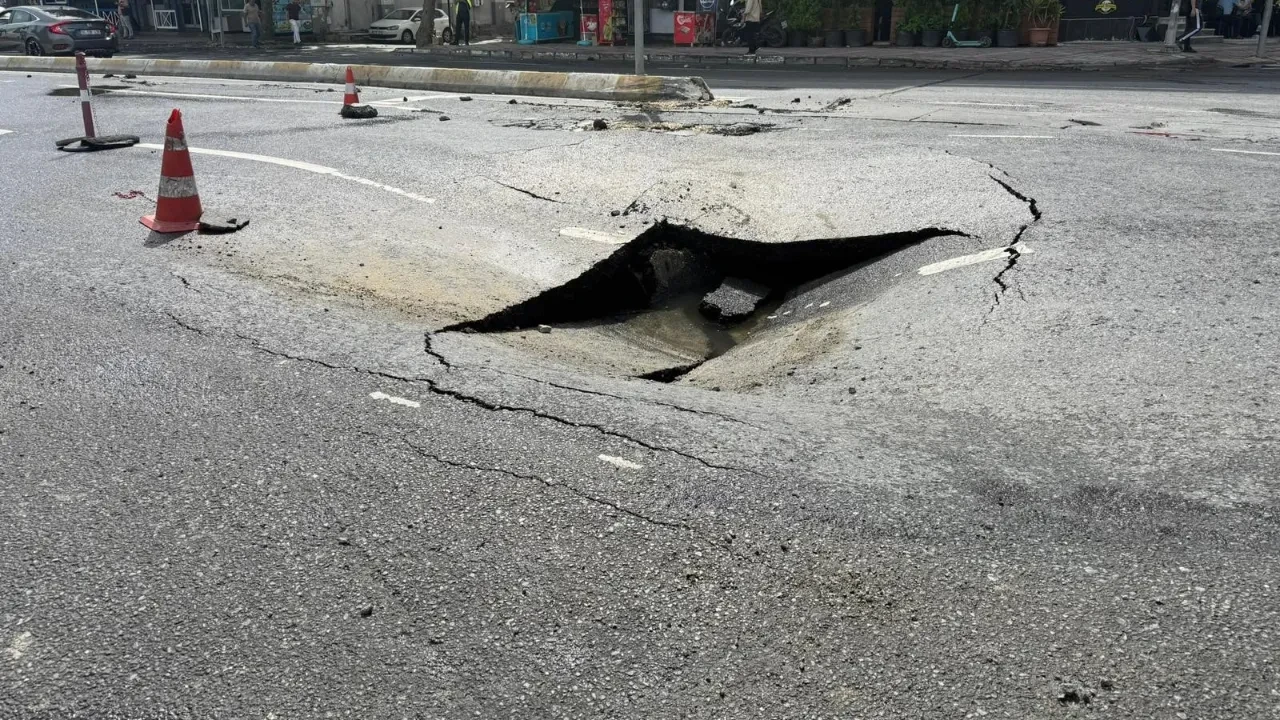 Ana su hattı patladı, cadde göle döndü! Esenyurt’ta zorlu anlar