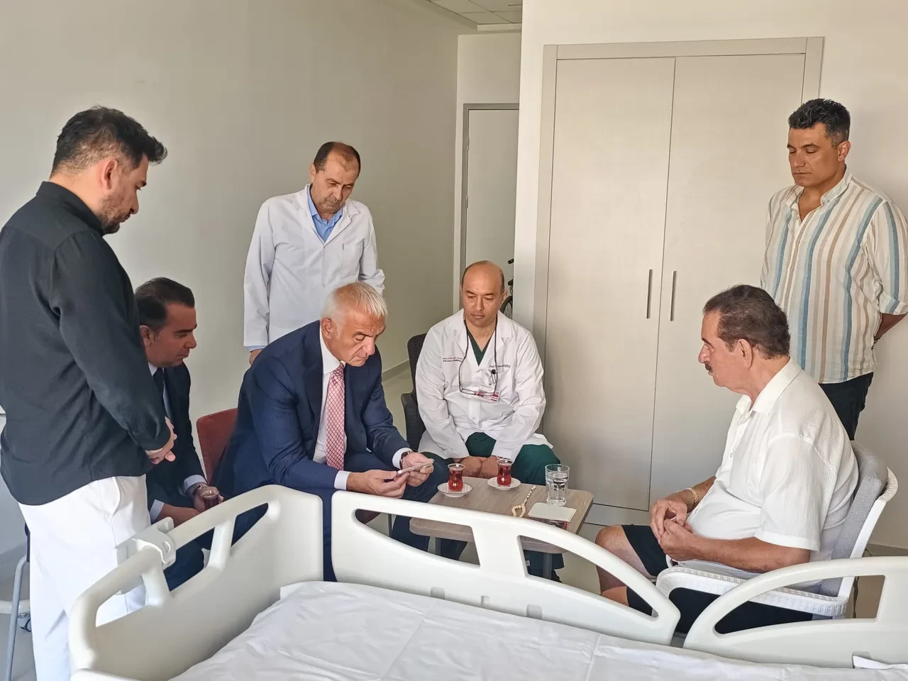 Bakan Ersoy'dan İbrahim Tatlıses'e geçmiş olsun ziyareti