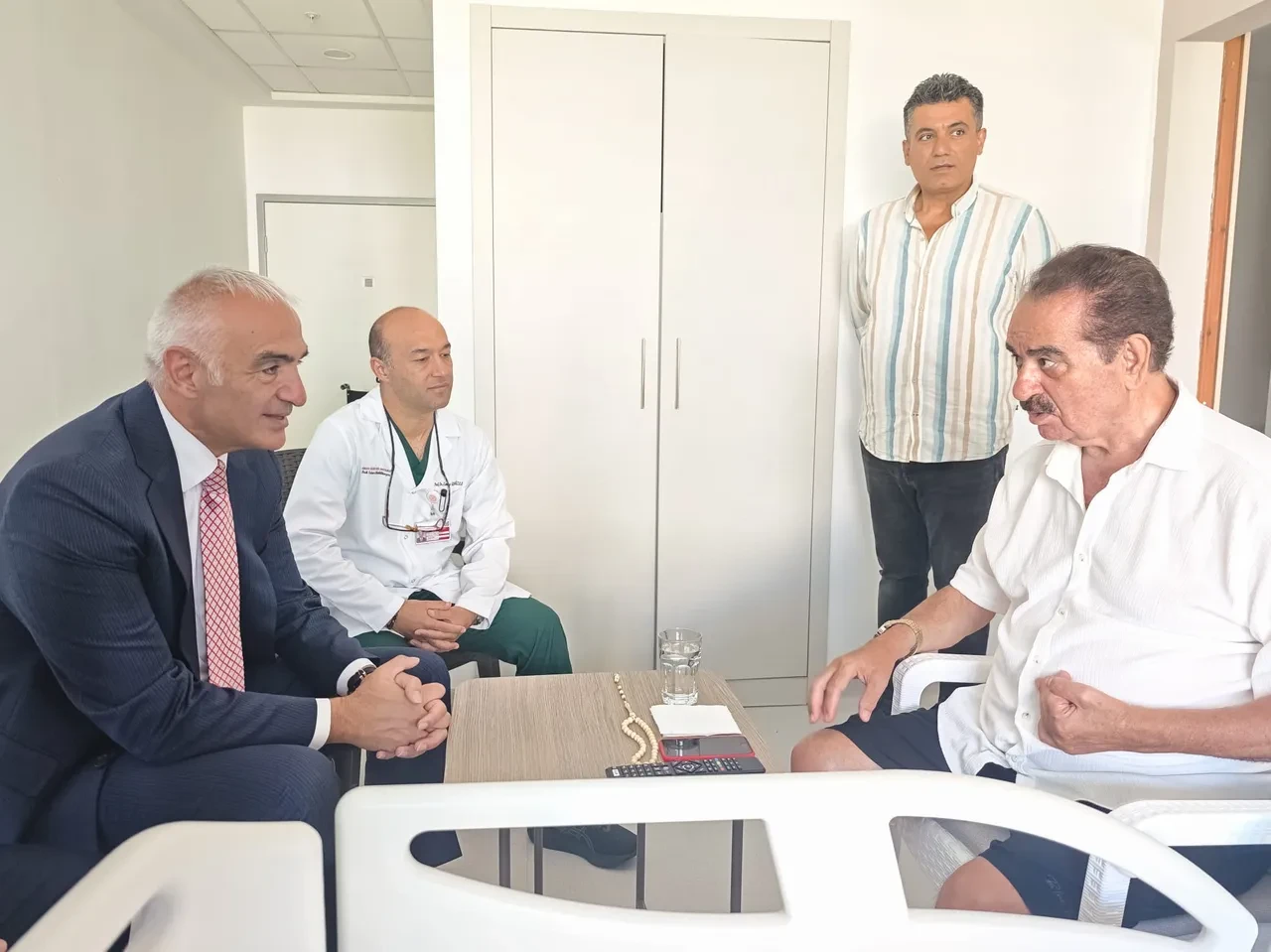 Bakan Ersoy'dan İbrahim Tatlıses'e geçmiş olsun ziyareti