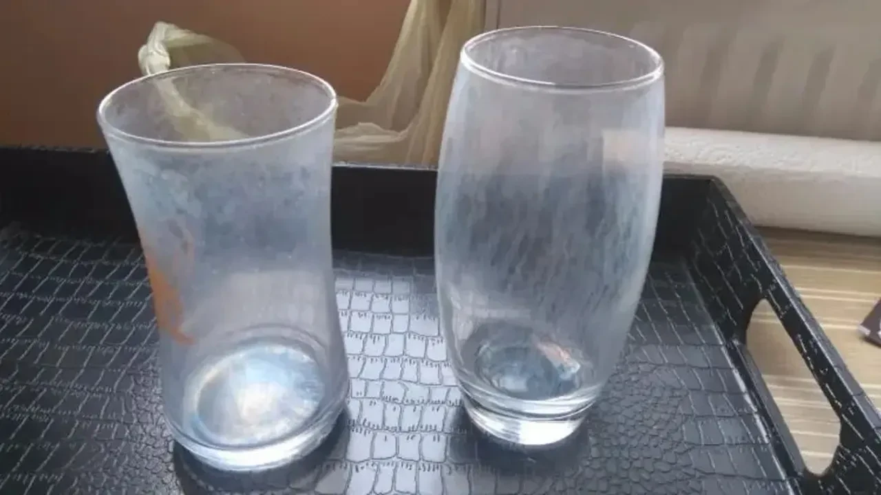 Bulaşık makinesinden çıkan bardaklardaki o puslu ve çizgili görünümü yok eden parlatma sırrı!