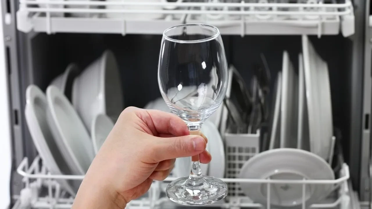 Bulaşık makinesinden çıkan bardaklardaki o puslu ve çizgili görünümü yok eden parlatma sırrı!