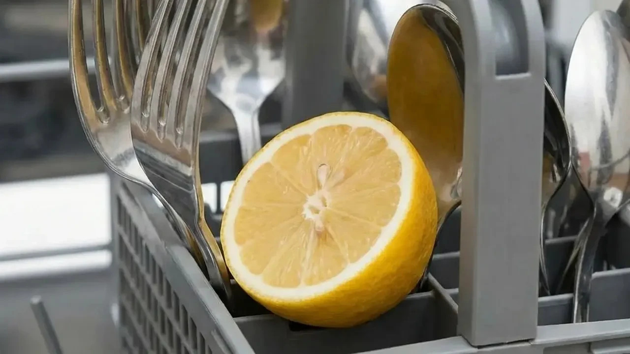 Bulaşık makinesinden çıkan bardaklardaki o puslu ve çizgili görünümü yok eden parlatma sırrı!