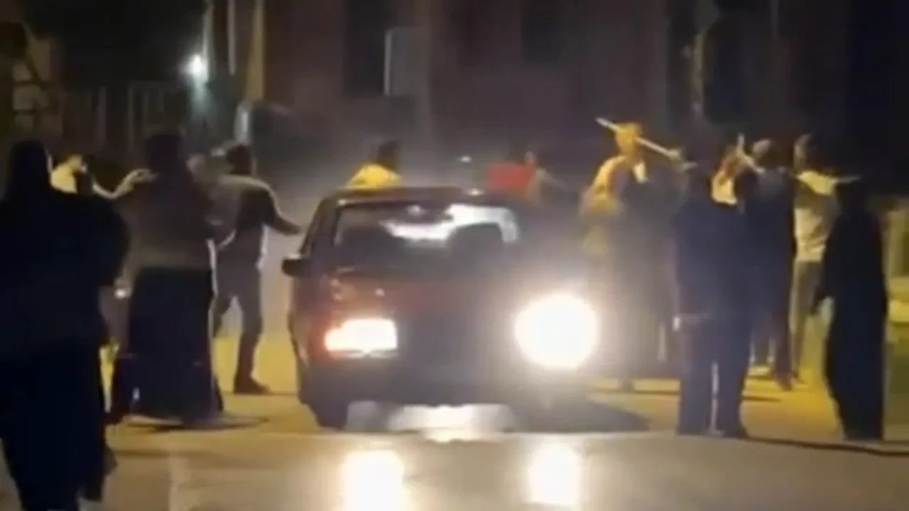 Bursa'da iki grup sokak ortasında birbirine girdi! Tekmeli, tokatlı, sopalı kavga kamerada 