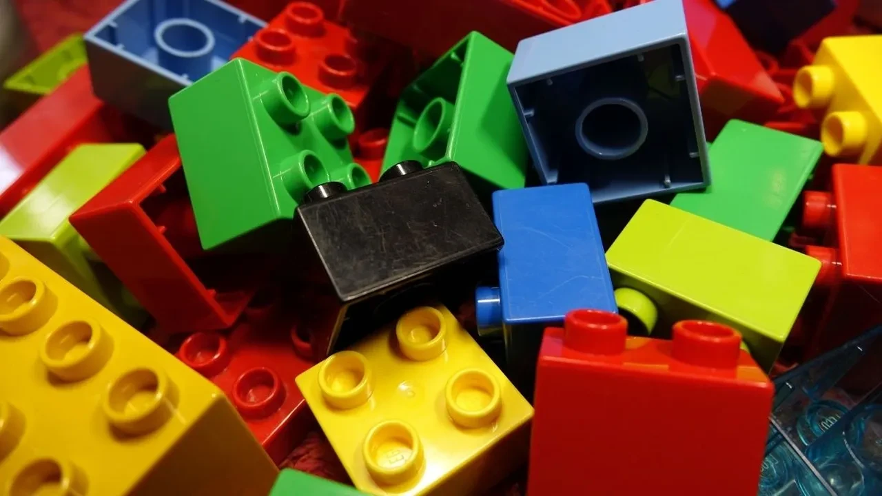 Çocukların odasındaki o dağınık ve küçük lego parçalarını toplamayı eğlenceli hale getiren düzen sistemleri 2026!