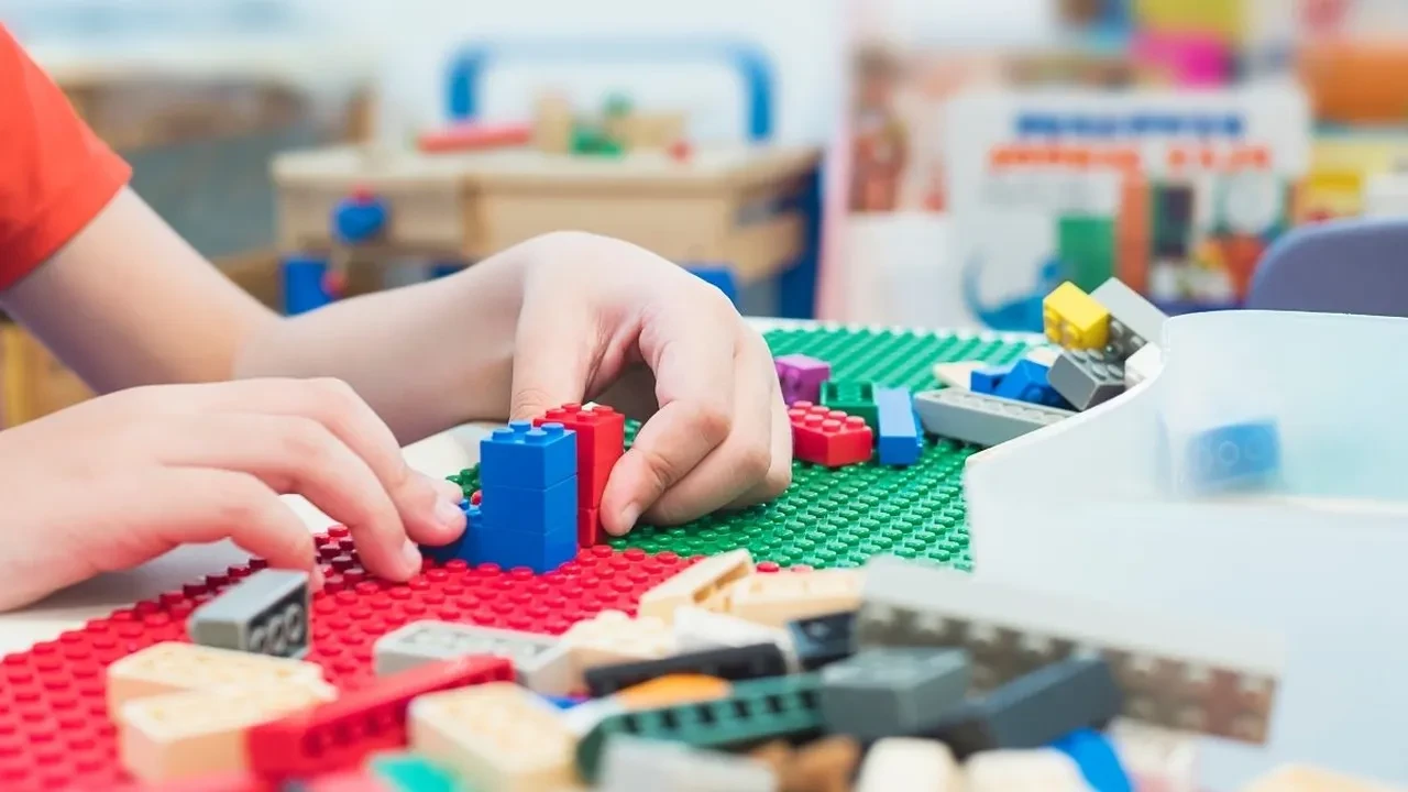 Çocukların odasındaki o dağınık ve küçük lego parçalarını toplamayı eğlenceli hale getiren düzen sistemleri 2026!