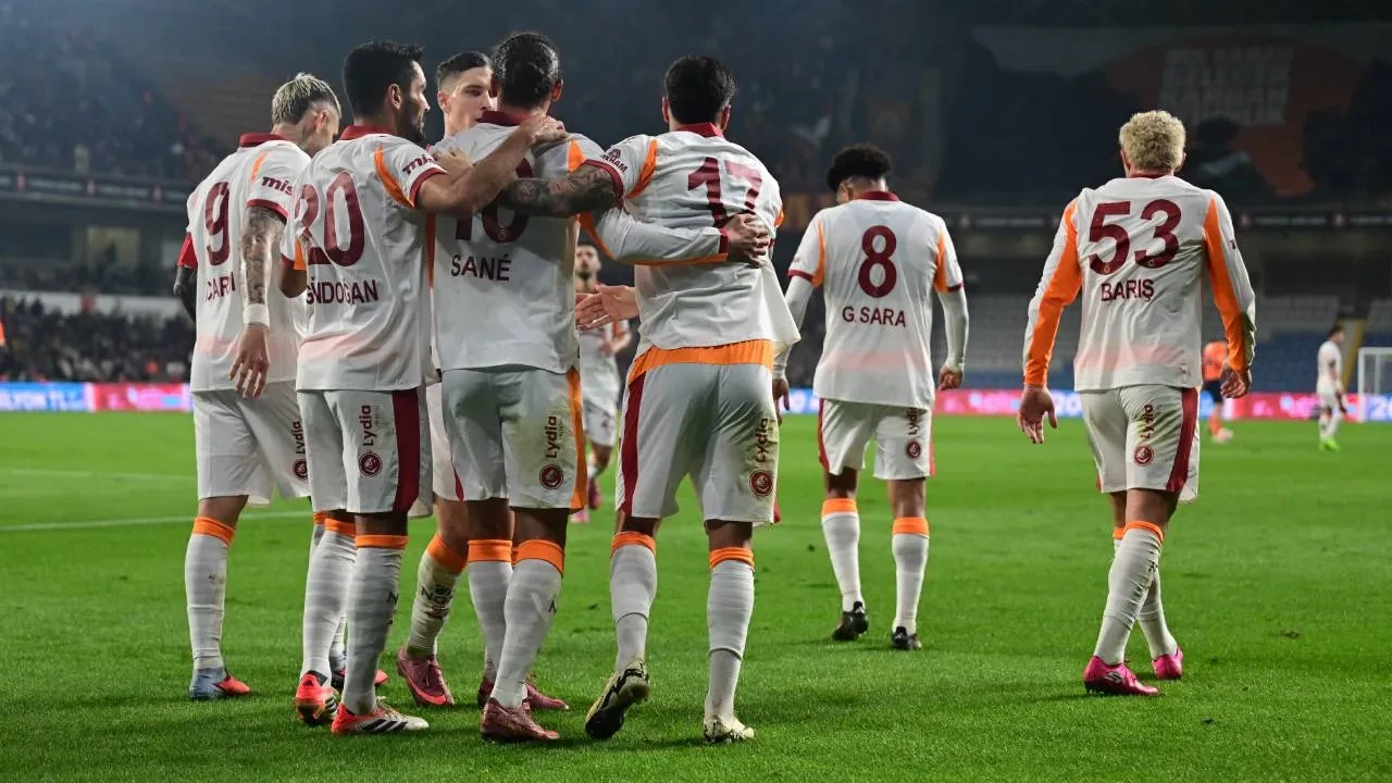 Galatasaray, dünyaca ünlü golcünün peşinde! Okan Buruk, Osimhen ile birlikte oynatmak istiyor