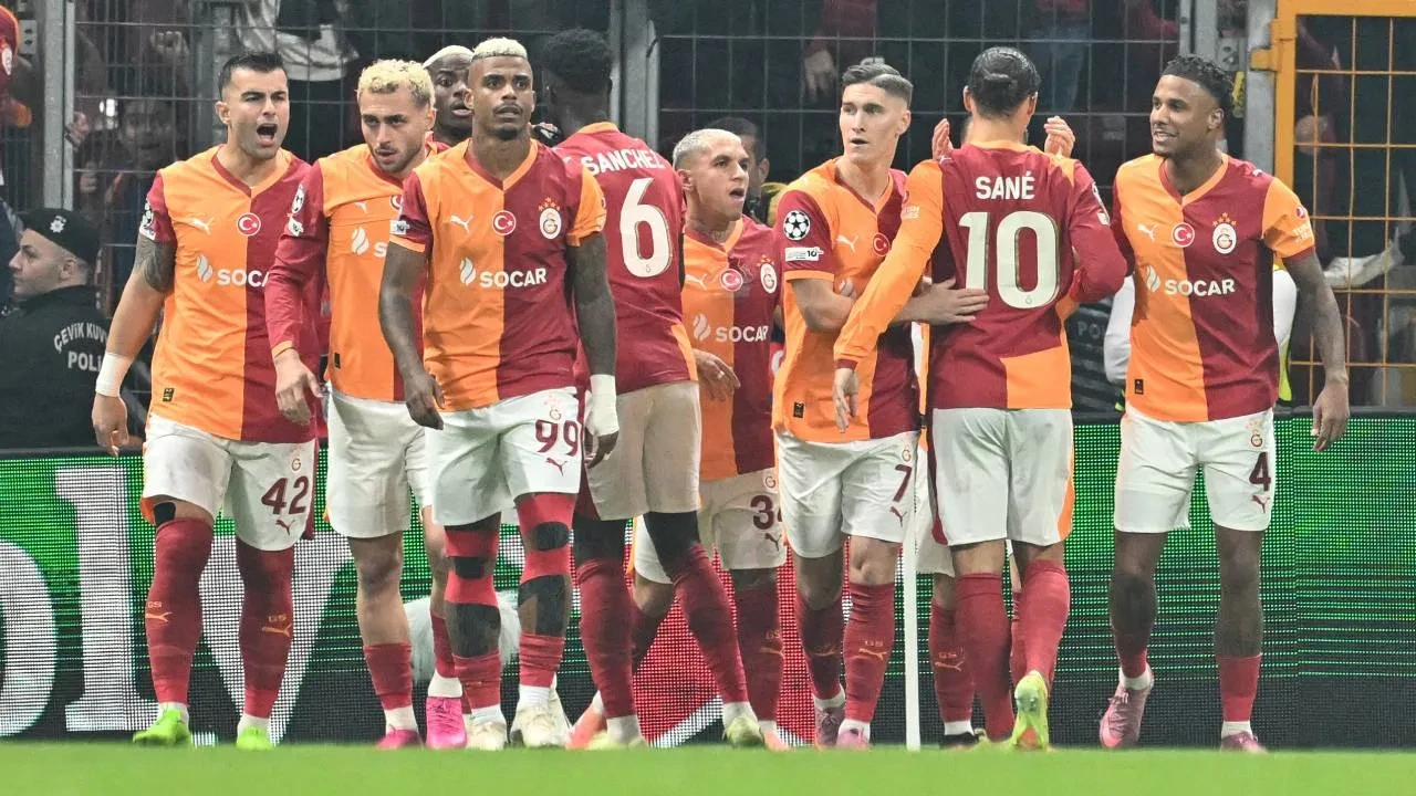 Galatasaray, dünyaca ünlü golcünün peşinde! Okan Buruk, Osimhen ile birlikte oynatmak istiyor