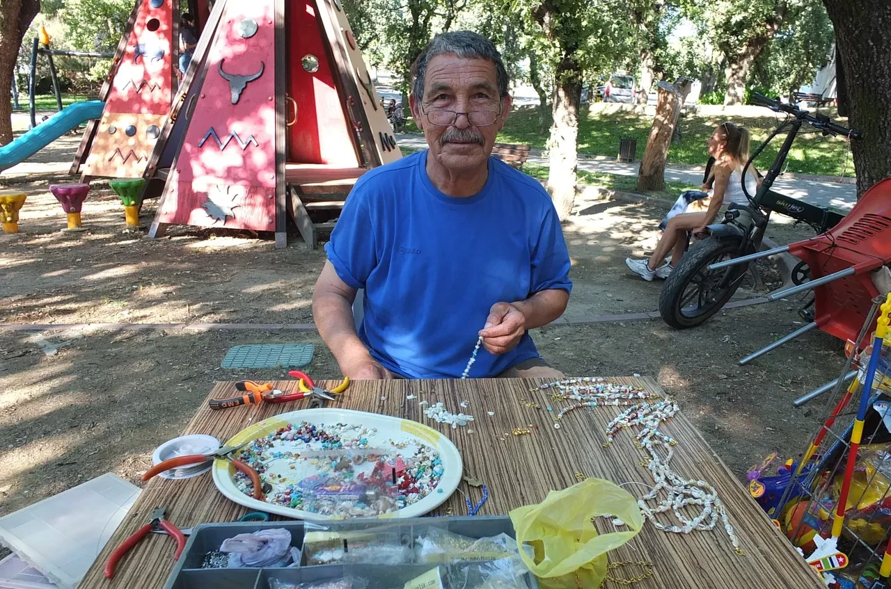 İnşaat işçisiydi, ilçenin en büyük hediyelik imalatçısı oldu