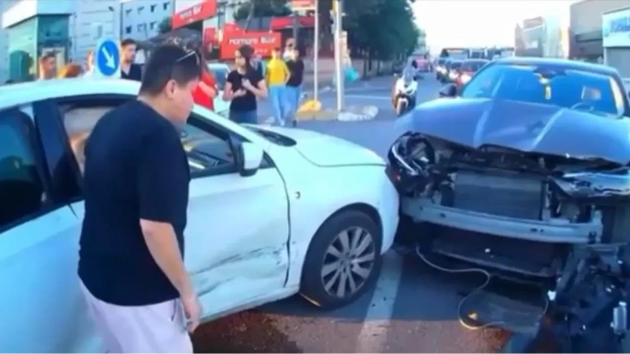 Kaza yaptı, ağzındaki sigarayı bırakmadı! İlginç anlar kamerada