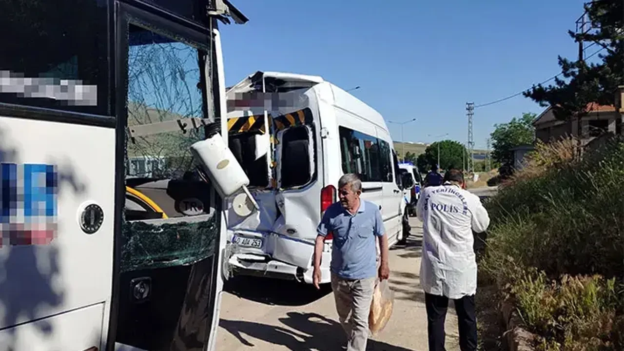 Kırşehir'de feci kaza: Fabrika servisi ile minibüs çarpıştı, çok sayıda yaralı var