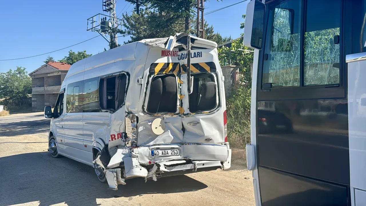 Kırşehir'de feci kaza: Fabrika servisi ile minibüs çarpıştı, çok sayıda yaralı var