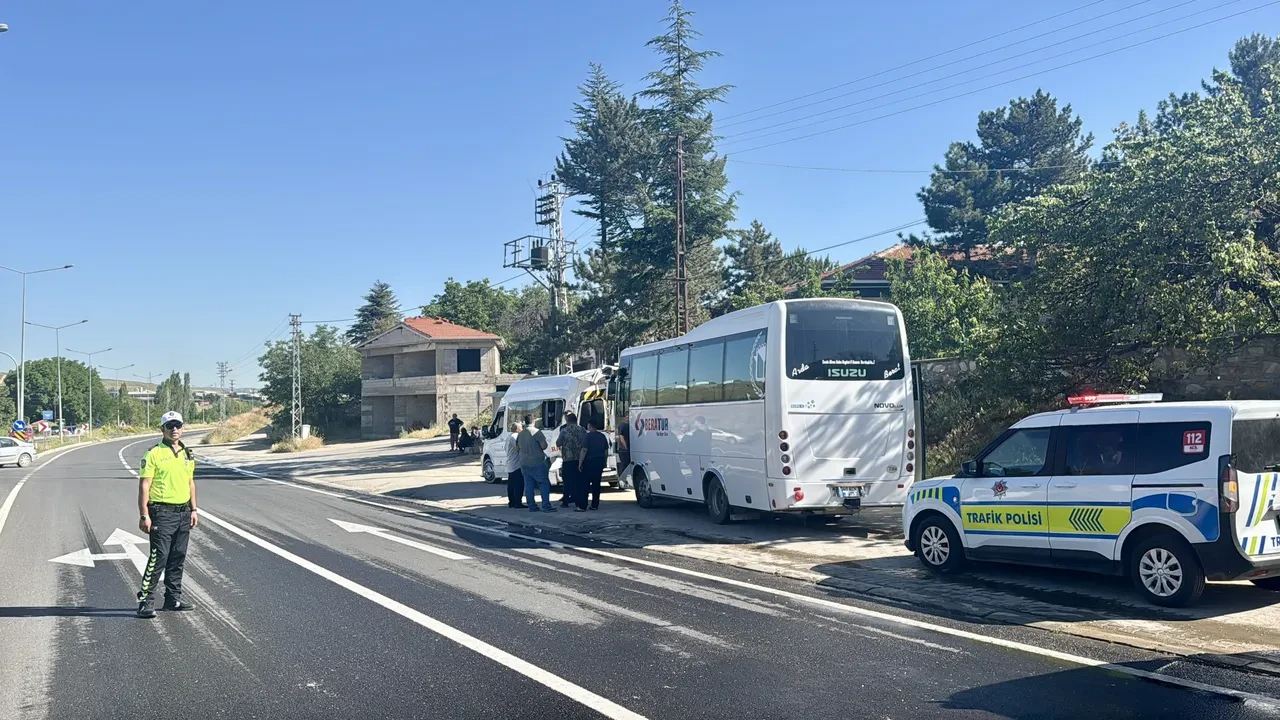 Kırşehir'de feci kaza: Fabrika servisi ile minibüs çarpıştı, çok sayıda yaralı var