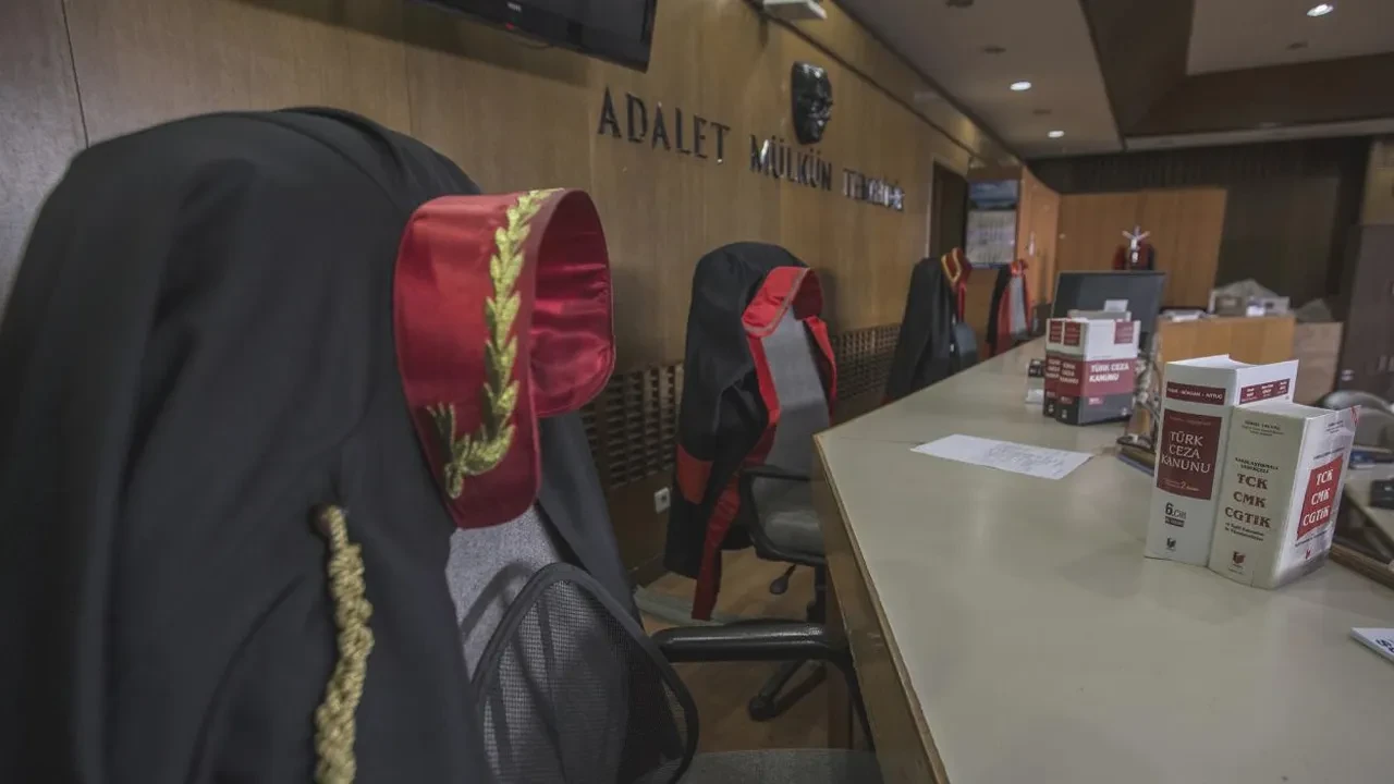 Kocaeli'de savcı duruşmada kalp krizi geçirdi! Hastanede hayatını kaybetti