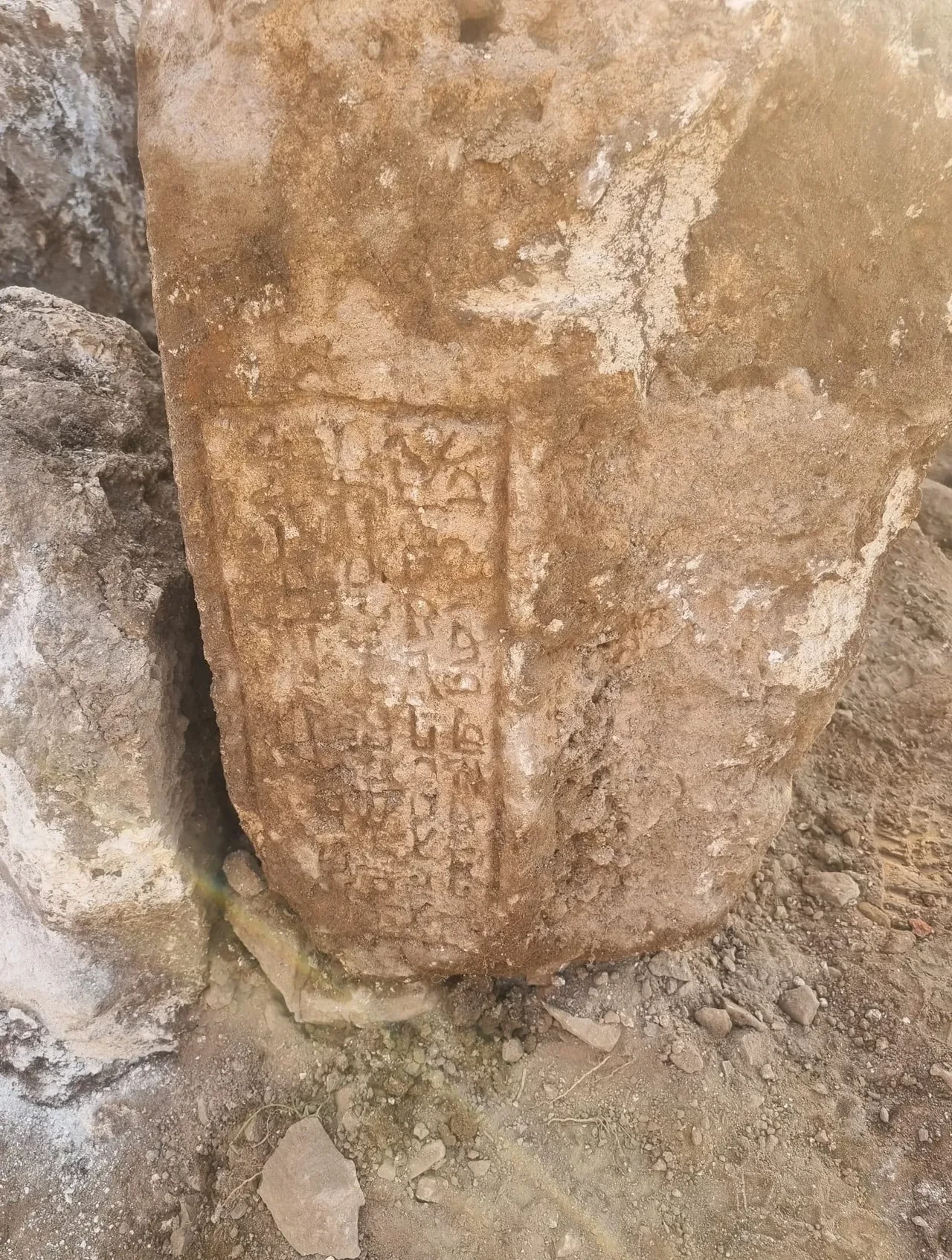 Mardin'de yol çalışmasında tarih fışkırdı: Süryanice yazılı asırlık taş bloklar bulundu!
