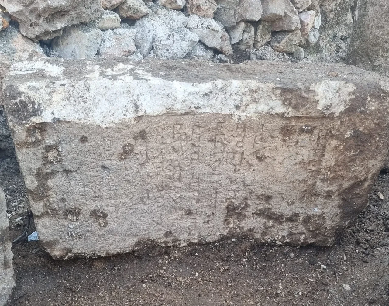 Mardin'de yol çalışmasında tarih fışkırdı: Süryanice yazılı asırlık taş bloklar bulundu!