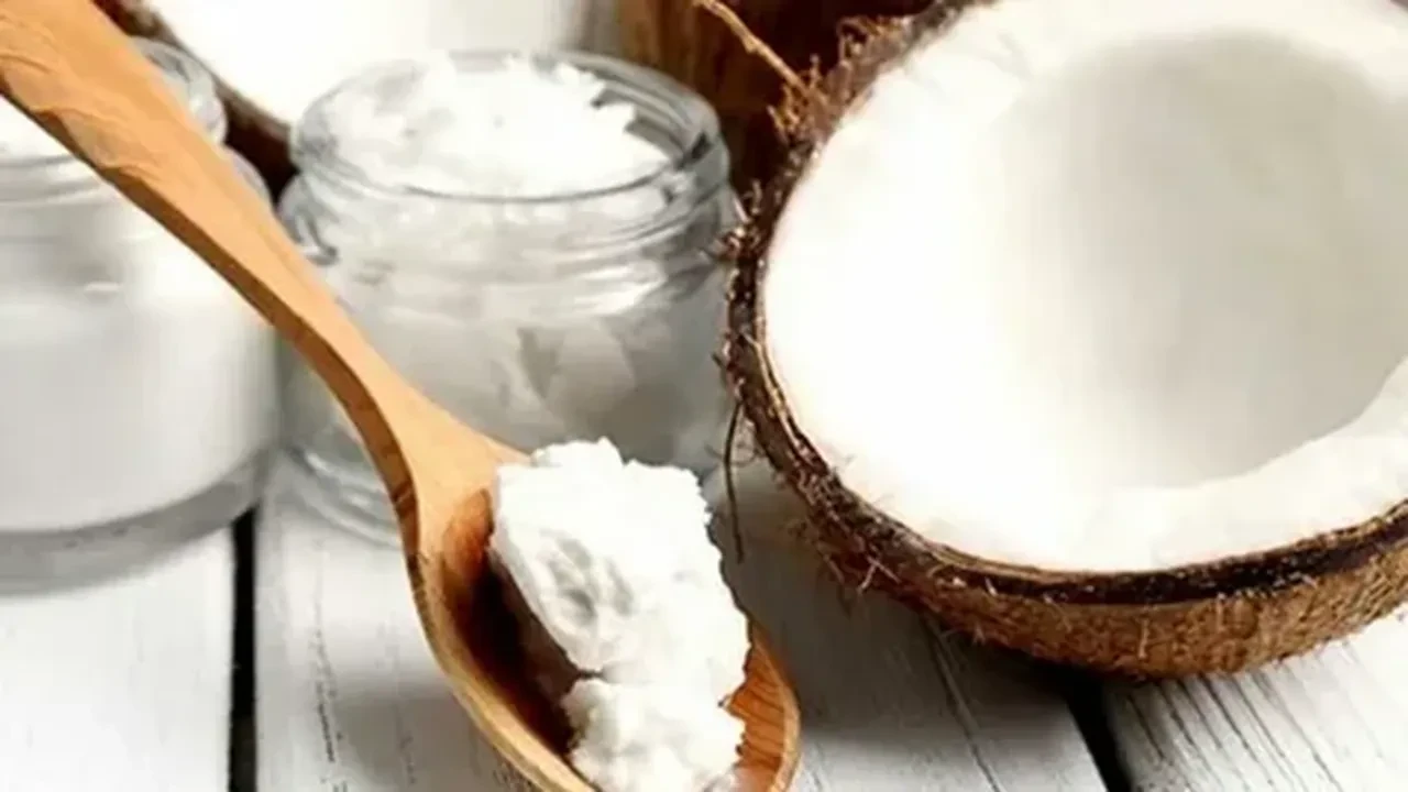 Sapsarı dişleri evde bembeyaz yapan karışım Hindistancevizi yağı ve zerdeçal! Deneyimleri aktarıyoruz