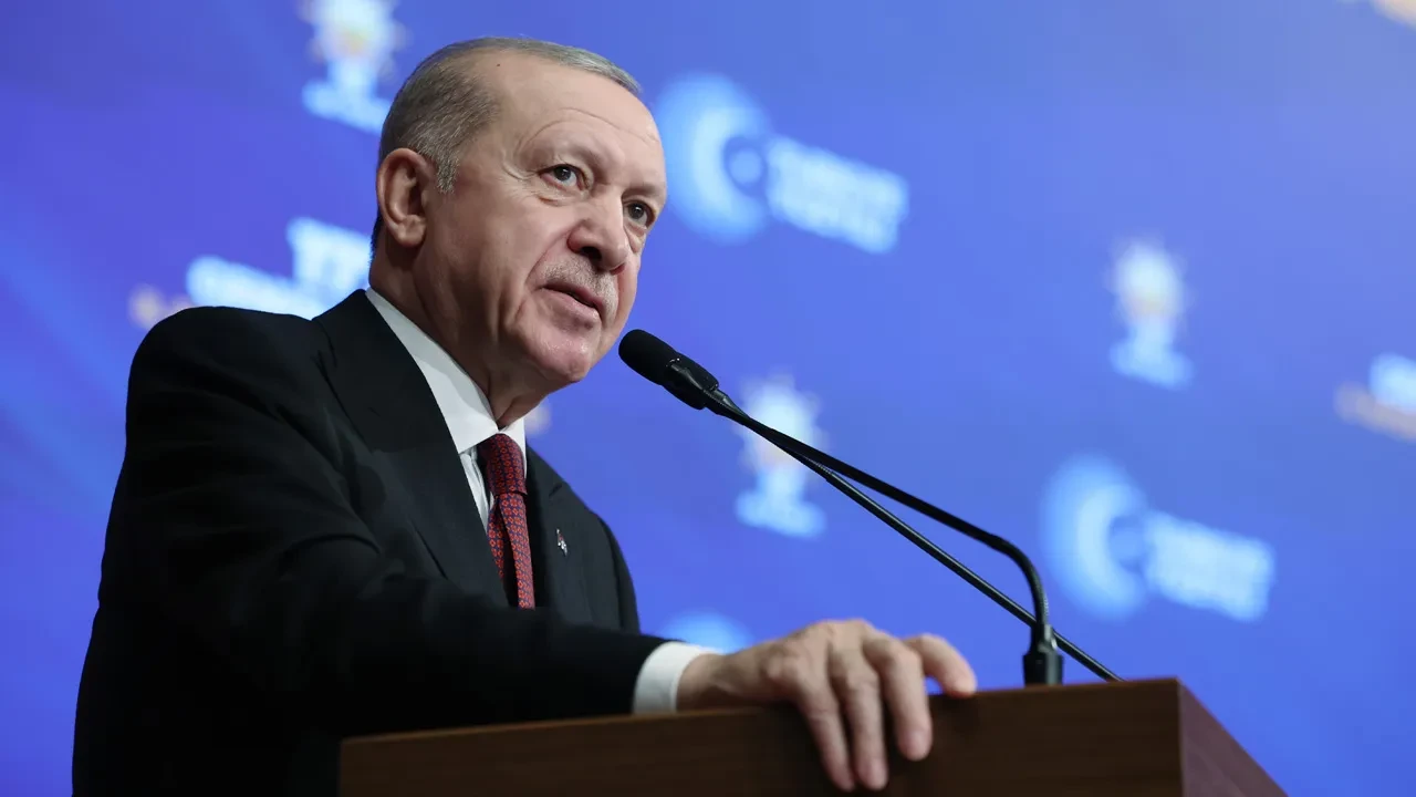 Sokak röportajında Cumhurbaşkanı Erdoğan'a hakaret etti! Gözaltına alınan kadına ev hapsi cezası verildi