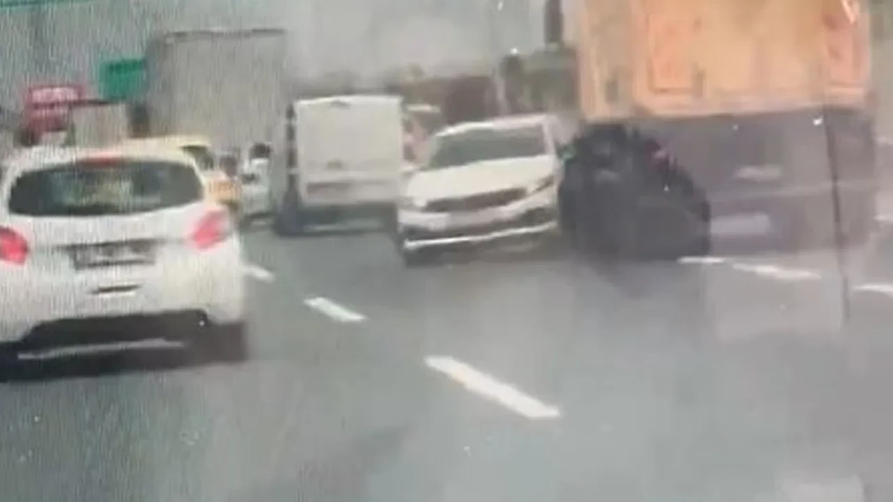 Tır önüne kattığı otomobili metrelerce sürükledi 