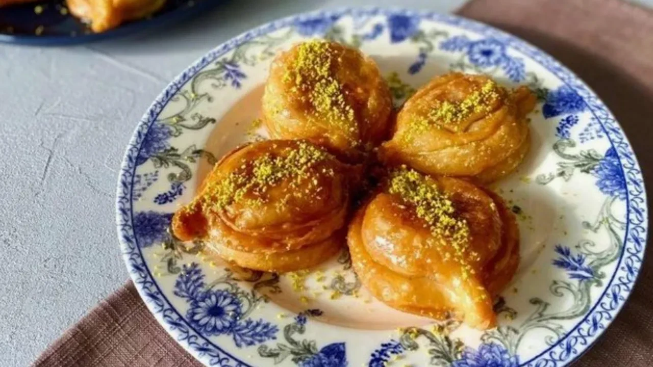 Tulumbayı da baklavayı da unutun! Rekor kıran karakuş tatlısı tarifi herkesi mest ediyor!