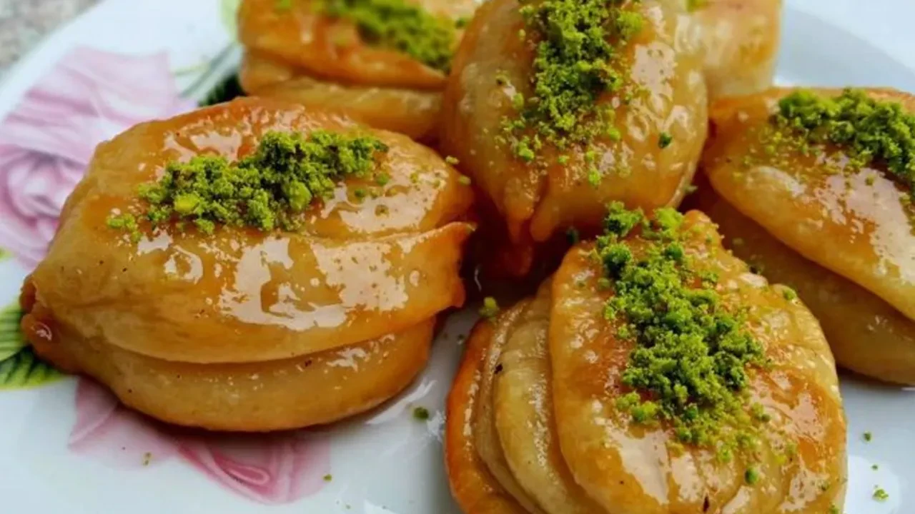 Tulumbayı da baklavayı da unutun! Rekor kıran karakuş tatlısı tarifi herkesi mest ediyor!