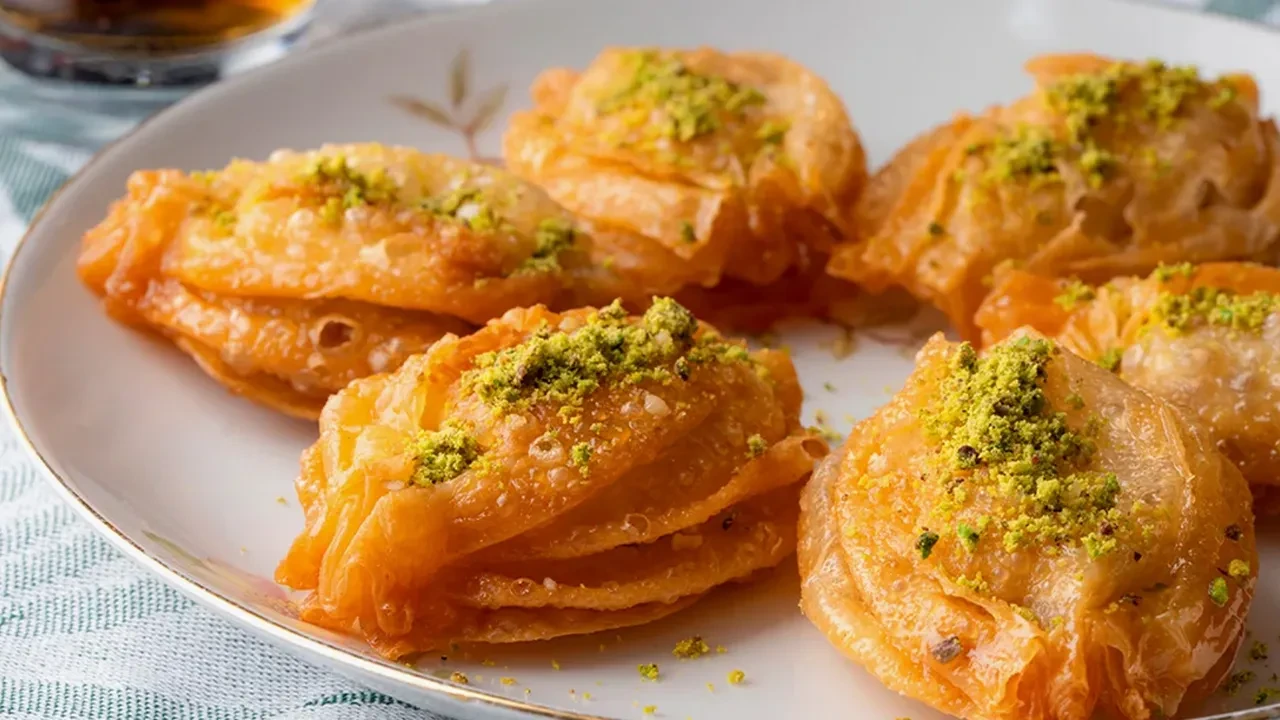 Tulumbayı da baklavayı da unutun! Rekor kıran karakuş tatlısı tarifi herkesi mest ediyor!