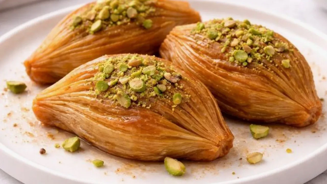 Tulumbayı da baklavayı da unutun! Rekor kıran karakuş tatlısı tarifi herkesi mest ediyor!