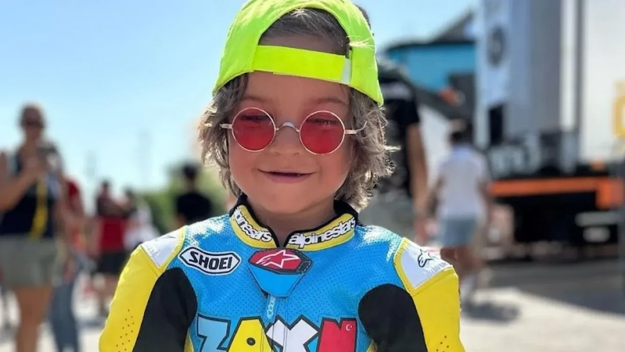Adrenalin dolu anlar! 7 yaşındaki Zayn Sofuoğlu direksiyona geçti, Kıvanç Tatlıtuğ panikledi