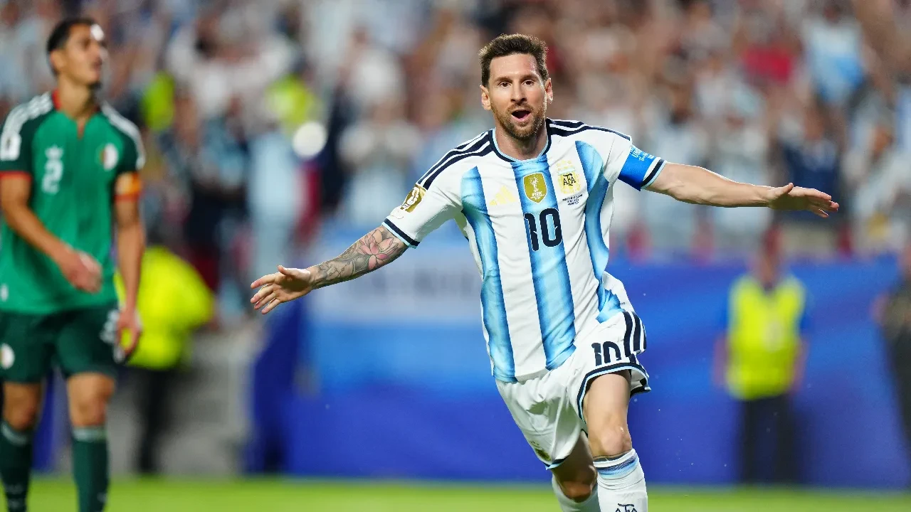 Arjantin Cezayir'i rahat geçti! Hat-trick yapan Messi rekora ortak oldu