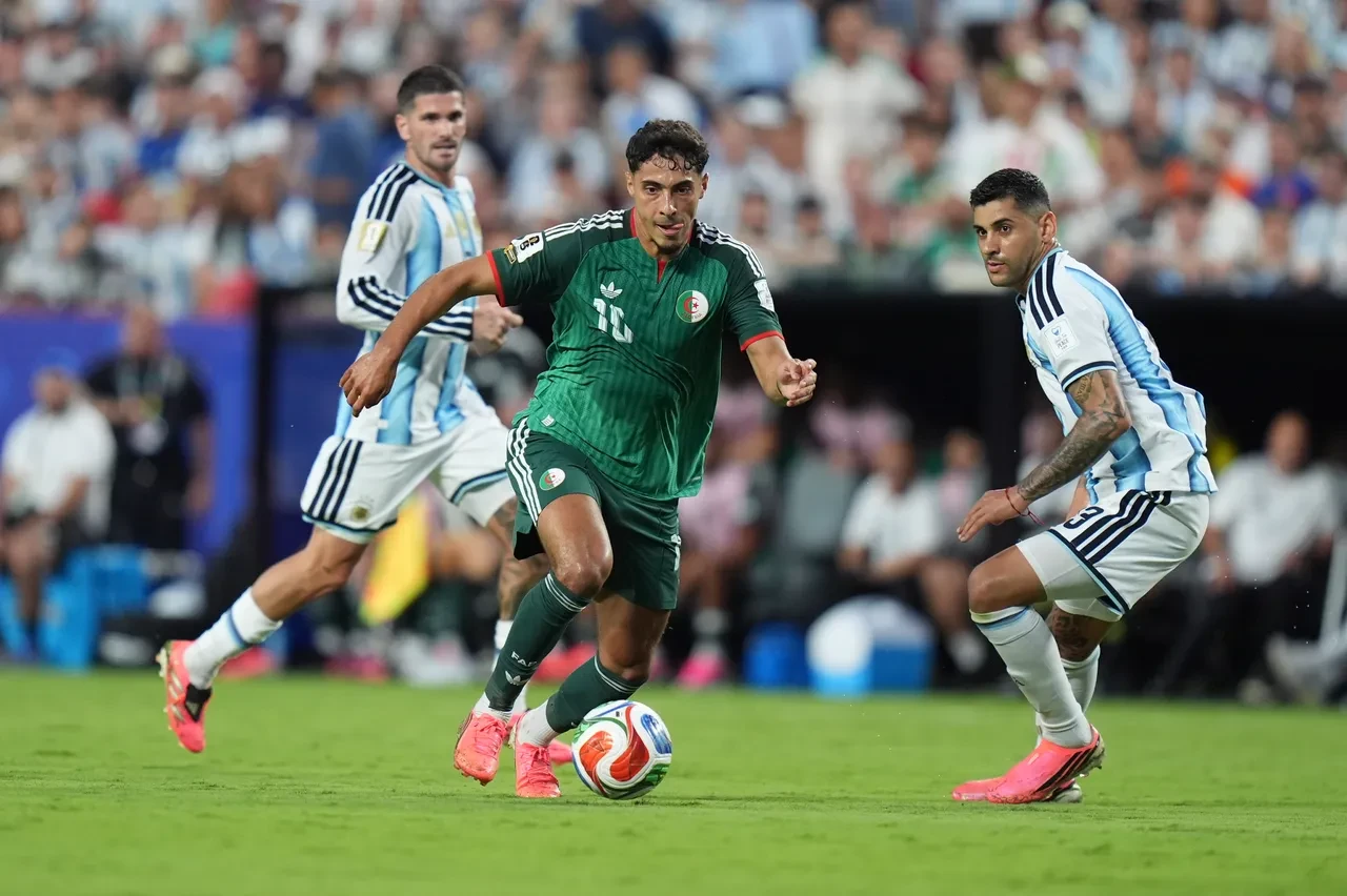Arjantin Cezayir'i rahat geçti! Hat-trick yapan Messi rekora ortak oldu