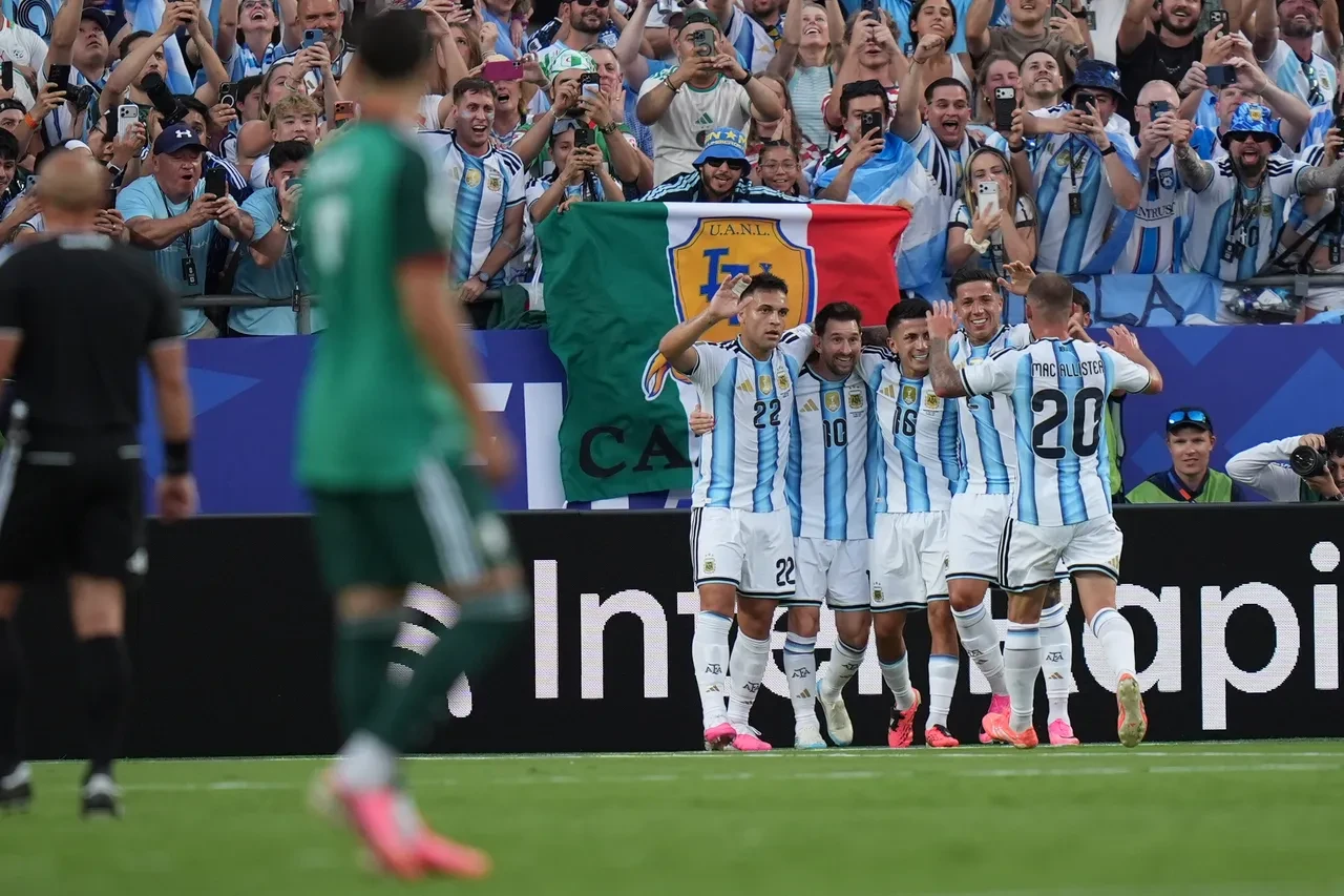 Arjantin Cezayir'i rahat geçti! Hat-trick yapan Messi rekora ortak oldu