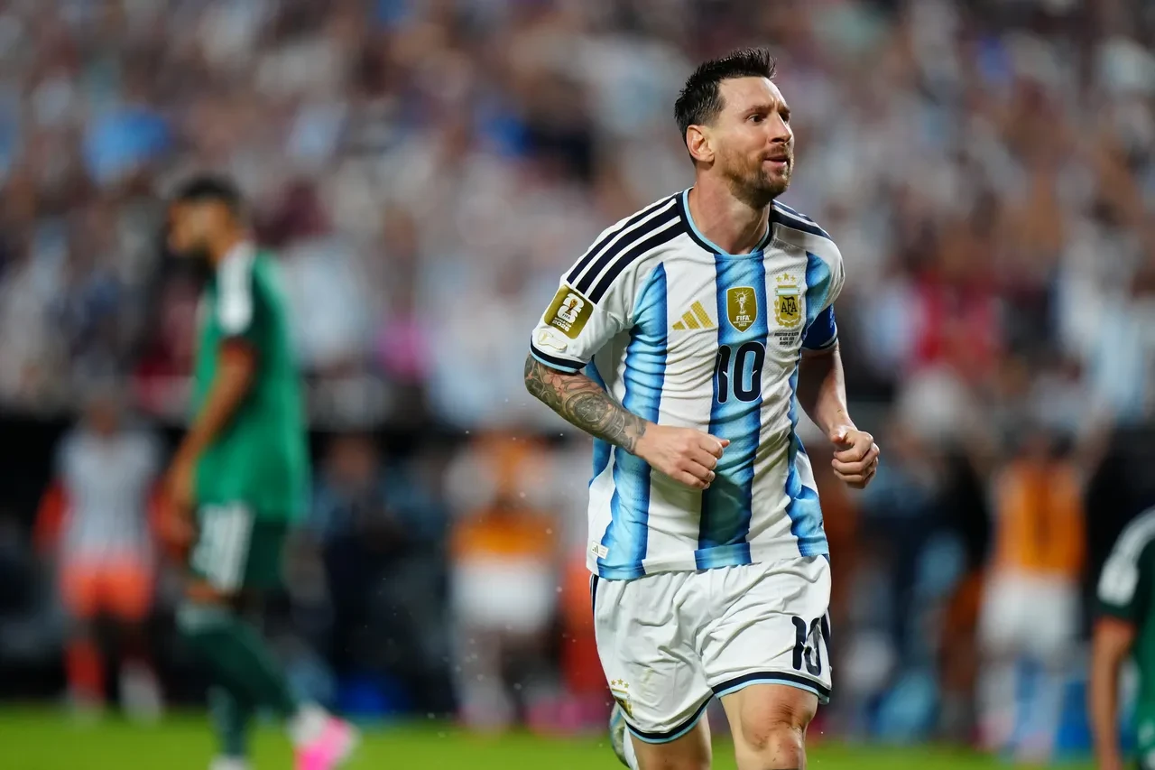 Arjantin Cezayir'i rahat geçti! Hat-trick yapan Messi rekora ortak oldu