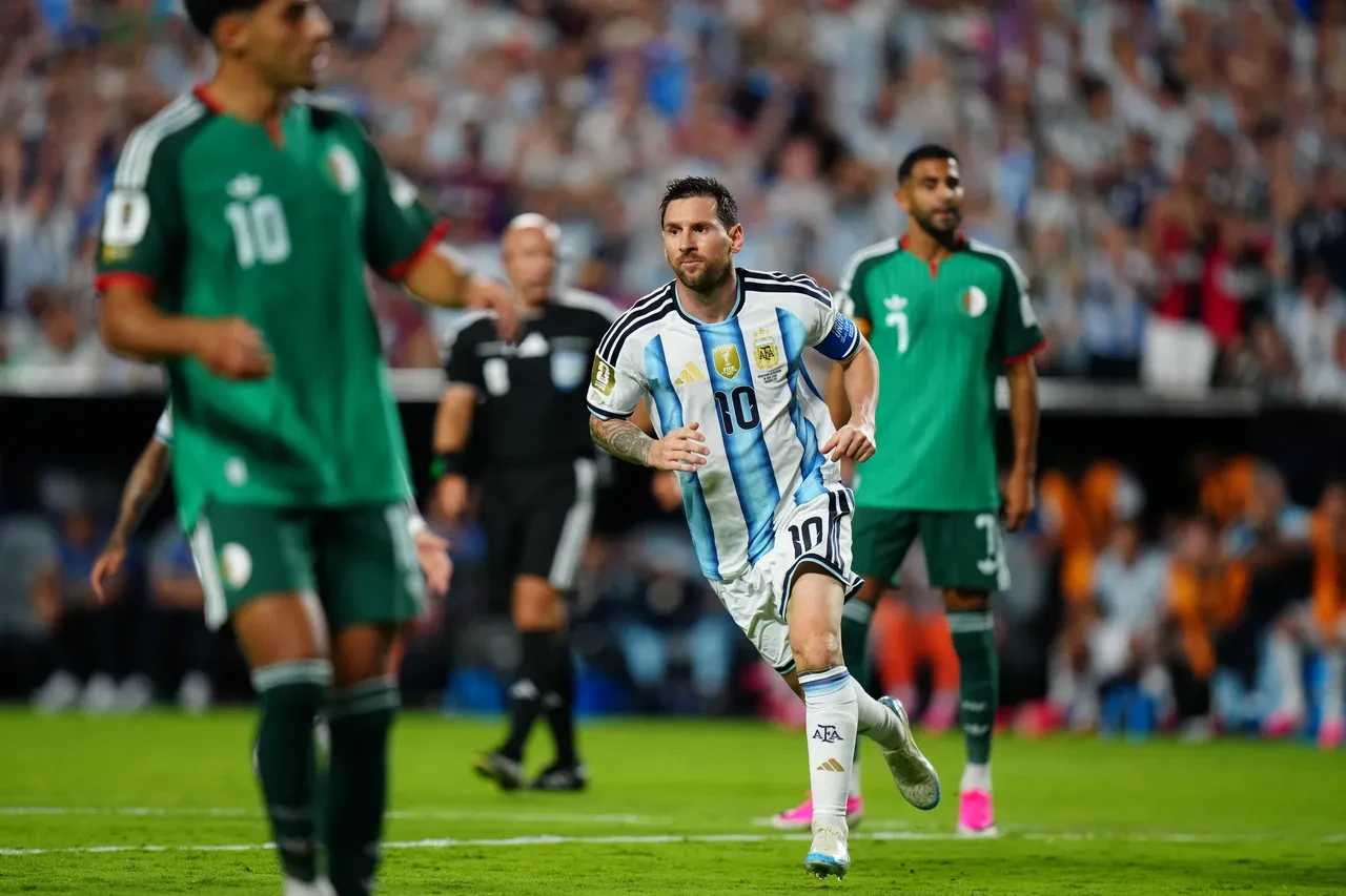 Arjantin Cezayir'i rahat geçti! Hat-trick yapan Messi rekora ortak oldu