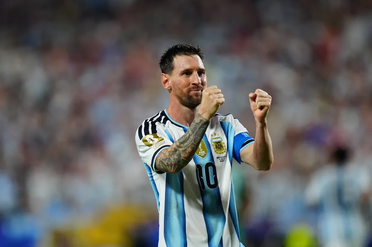 Arjantin Cezayir'i rahat geçti! Hat-trick yapan Messi rekora ortak oldu