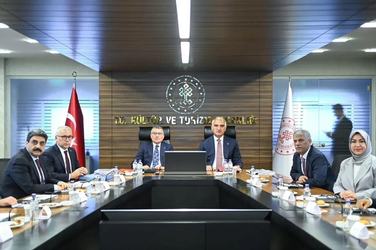 Bakan Ersoy Sivas heyetini kabul etti! Kültür, gastronomi ve yatırım başlıkları masaya yatırıldı