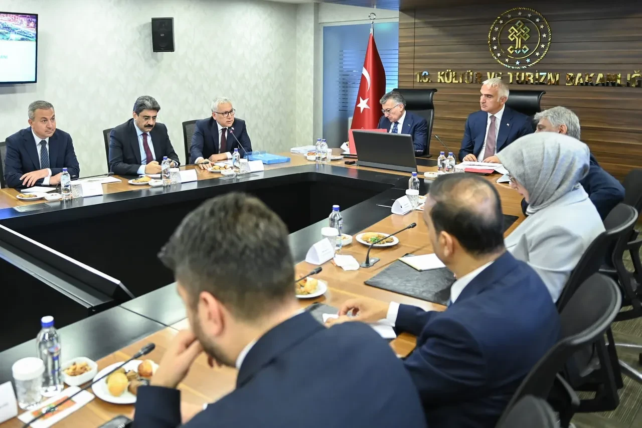 Bakan Ersoy Sivas heyetini kabul etti! Kültür, gastronomi ve yatırım başlıkları masaya yatırıldı