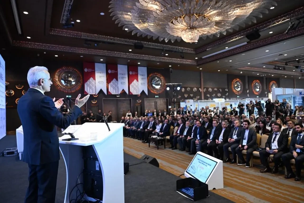 Bakan Uraloğlu: 'Türkiye'yi dünyanın en güçlü dijital altyapı merkezlerinden biri haline getireceğiz'