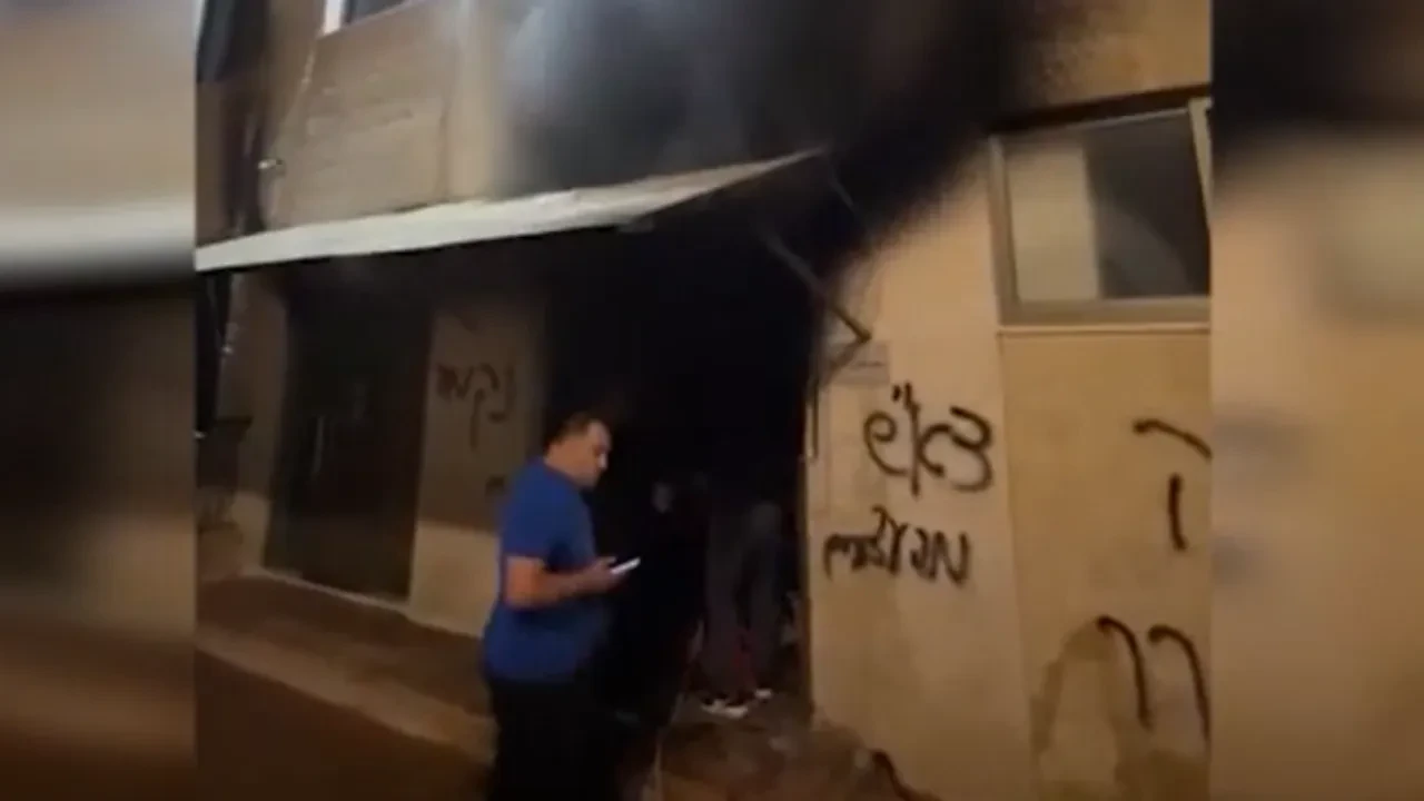Batı Şeria'da provokatif saldırı! Yahudiler, camileri ateşe verdi