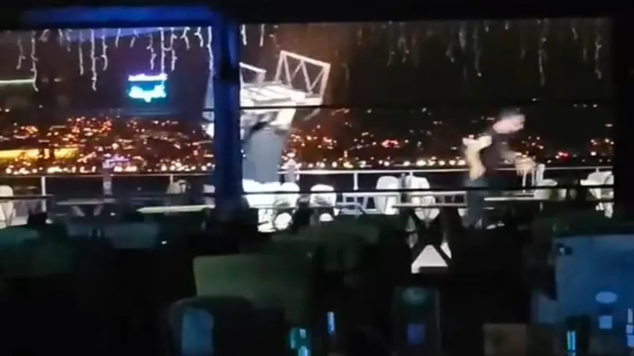 Bıçak ve koltuklar havada uçuştu: Birbirini tanımayan şahısların kavgası kamerada! 