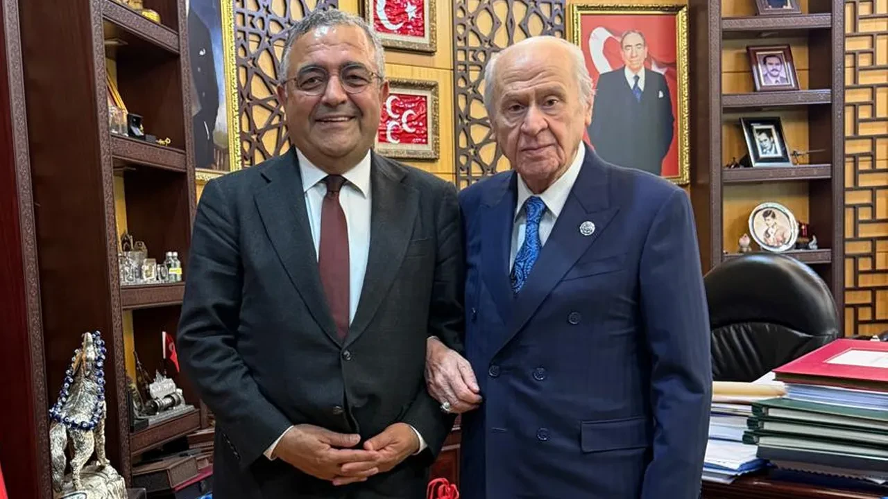 CHP Milletvekili Sezgin Tanrıkulu Devlet Bahçeli'yi ziyaret etti! Kol kola fotoğraf görüşmenin önüne geçti