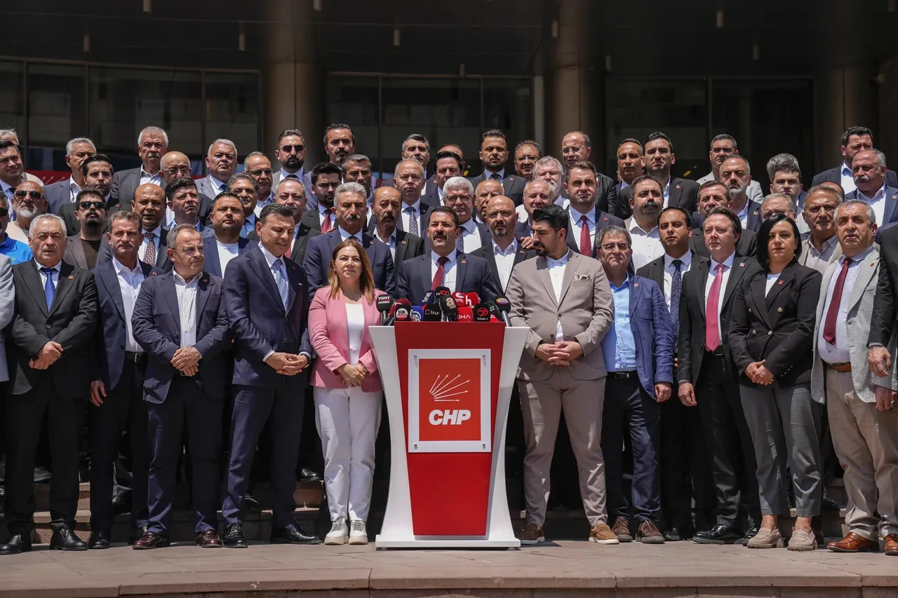 CHP'de olağanüstü kurultay hamlesi! İmzalar genel merkezde 