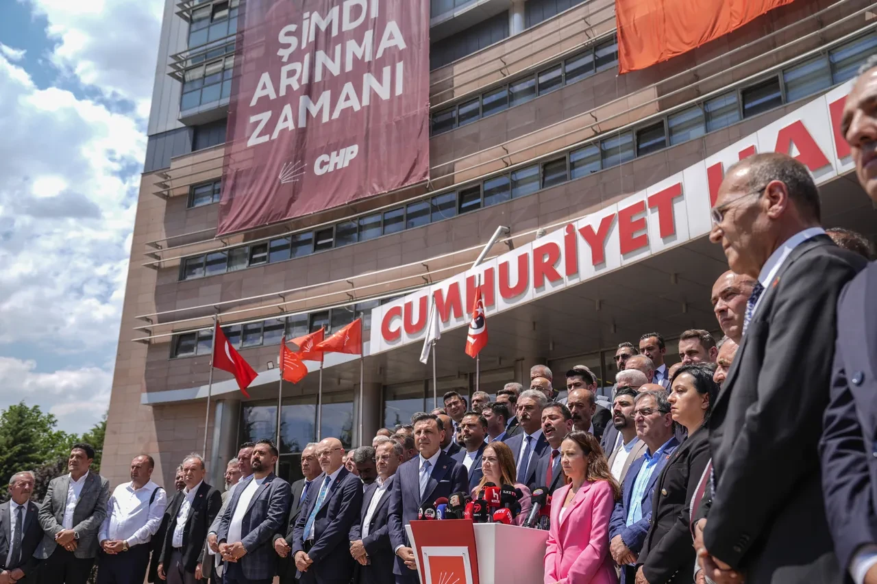 CHP'de olağanüstü kurultay hamlesi! İmzalar genel merkezde 