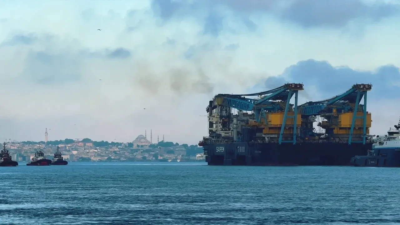 Dev vinç gemisi İstanbul Boğazı'nda: Gemi trafiği kapatıldı