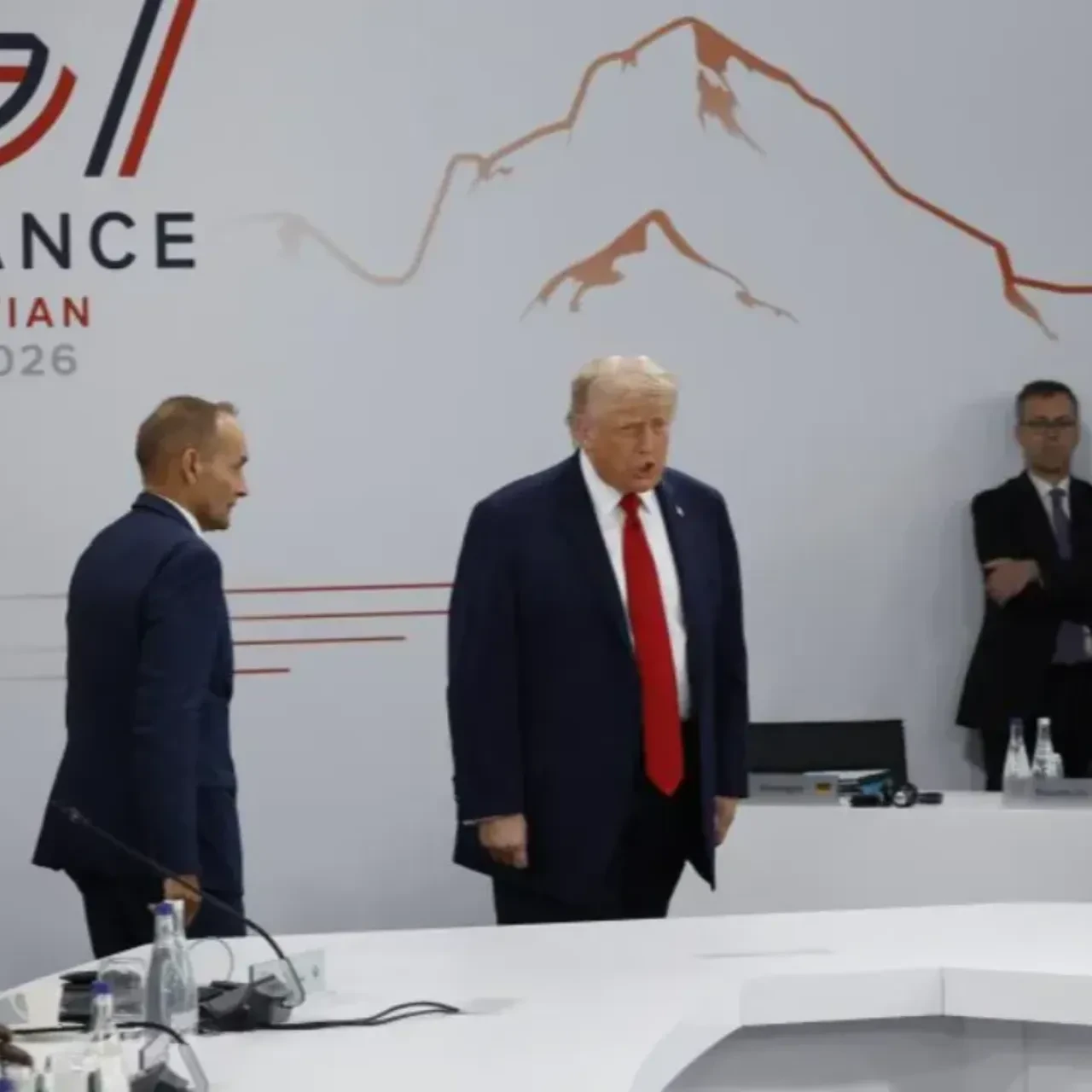 Donald Trump, G7 zirvesindeki toplantıya 1 saat geç kaldı: Diğer liderlere 
