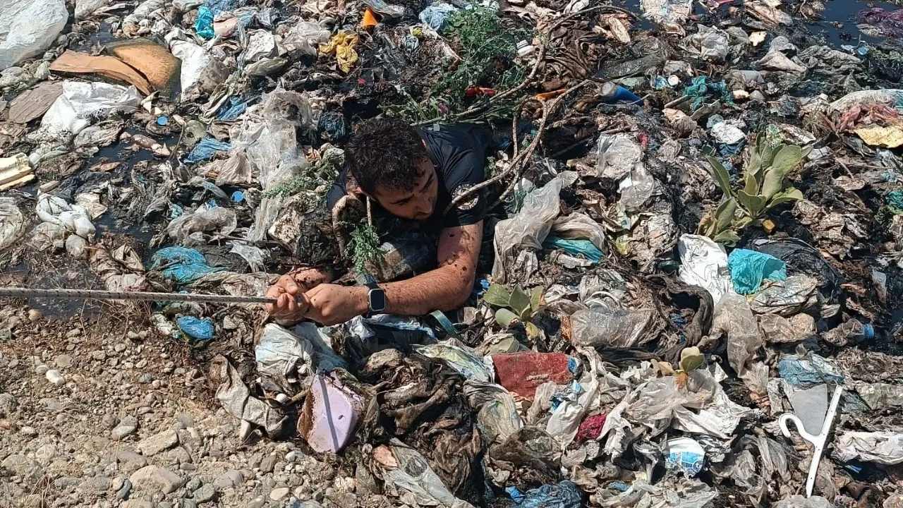 Dumandan önünü göremeyen itfaiye eri bataklığa saplandı