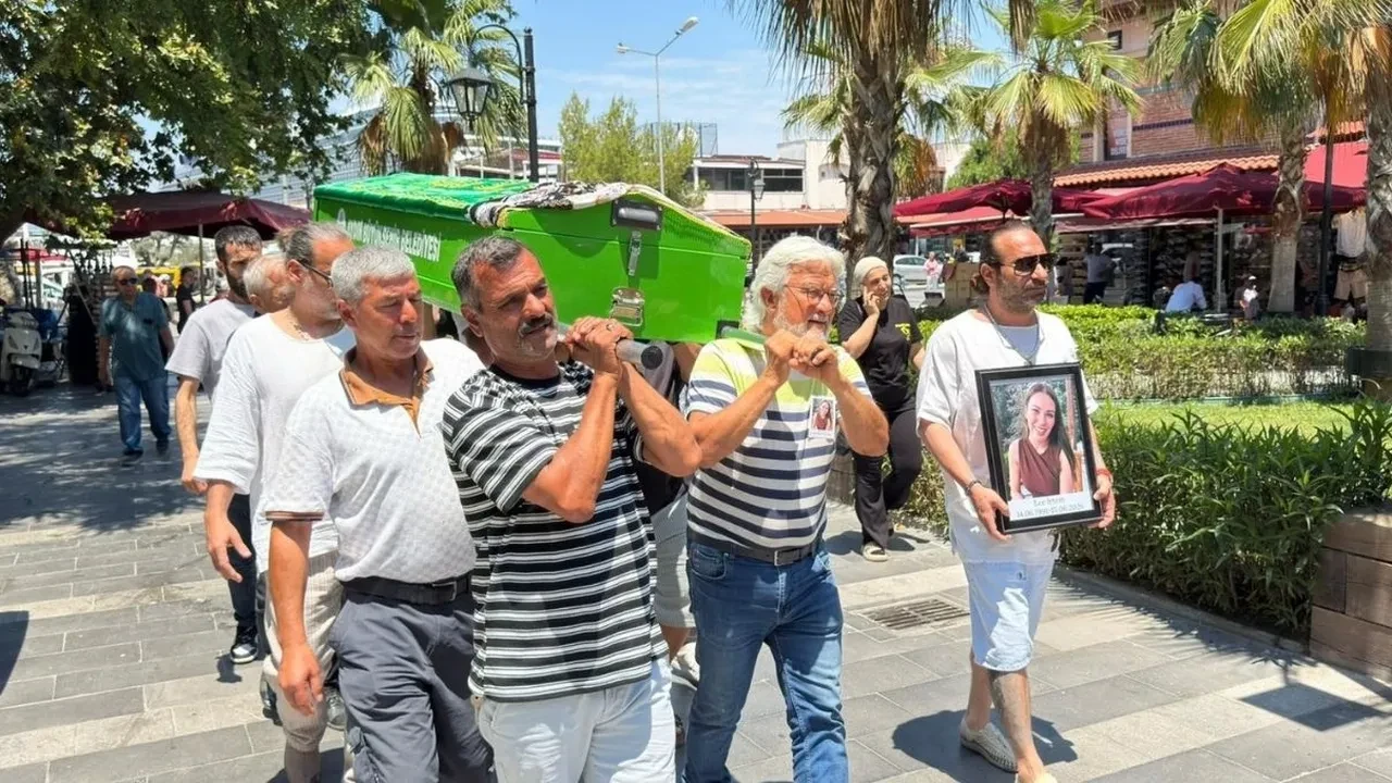 Ece İrtem son yolculuğuna uğurlandı! Gözyaşları sel oldu, annesi fenalaştı