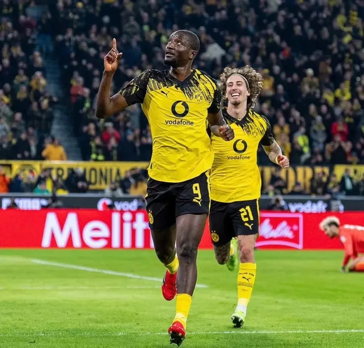 Fenerbahçe'den çifte transfer! Yıldız golcüde mutlu son: Bonservisi belli oldu