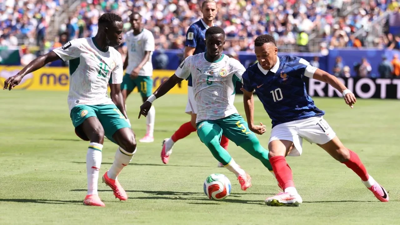 Fransa 3 puanla başladı! Senegal karşısında 3-1'lik galibiyet